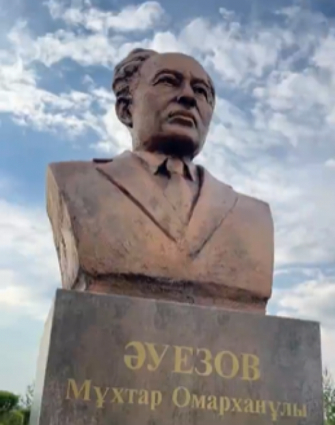 Карагандинца смутили скобы на новом памятнике Мухтару Ауэзову