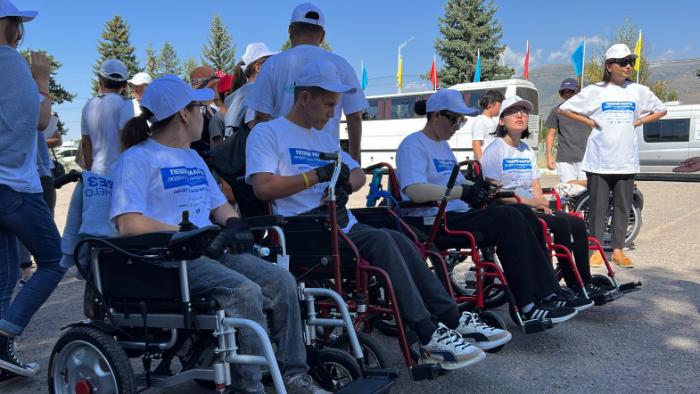 На Иссык-Куле стартовал пеший марш с участием людей с инвалидностью