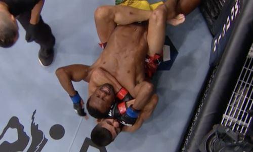 Обидчик Жалгаса Жумагулова в UFC «задушил» соперника в первом раунде. Видео