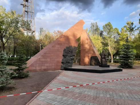 В Центральном парке Караганды провели реставрацию монумента погибшим Шахтёрам