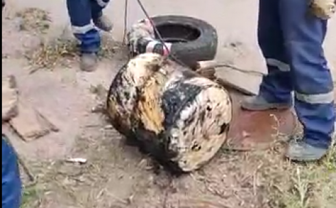 Фекалии с подогревом: в канализационном колодце Караганде обнаружили водонагреватель