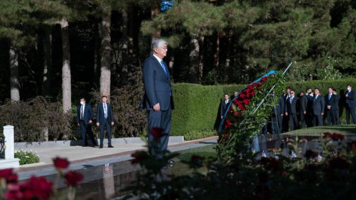 Токаев возложил венок к могиле экс-президента Азербайджана Гейдара Алиева
                24 августа 2022, 20:45