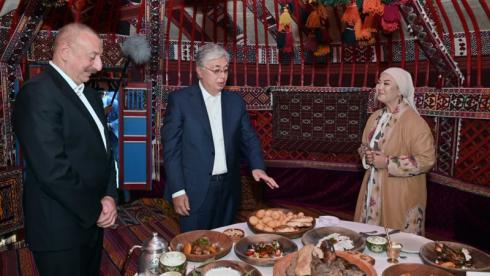 Токаев и Алиев побывали в казахской юрте во время прогулки по Баку