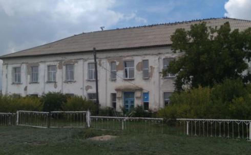 Облезлое здание: в селе Карагандинской области так и не отремонтировали фасад школы