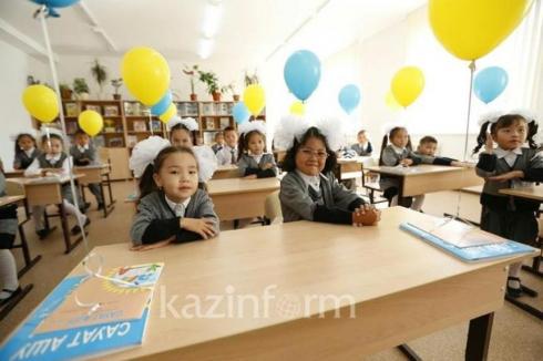 День знаний в Казахстане - школам не рекомендуют запускать шары и голубей в небо