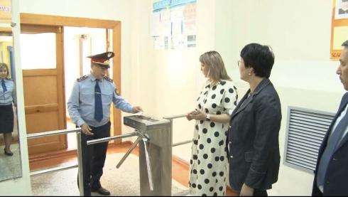 Полицейские проверили гимназию на безопасность в Караганде