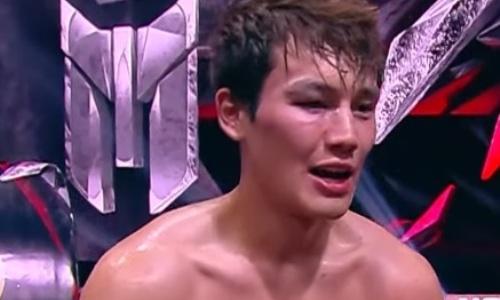 Актер из Казахстана жестким рубиловом с нокдауном дебютировал в лиге кулачных боев. Видео