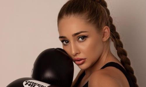Самая сексуальная боксерша Казахстана объявила дату и место своего титульного боя