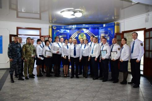 Отличившихся сотрудников в честь Дня Конституции наградили в ДП Карагандинской области