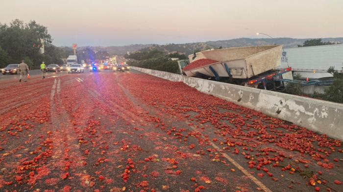 Тонны рассыпанных на дороге томатов спровоцировали массовое ДТП в США
                31 августа 2022, 10:45