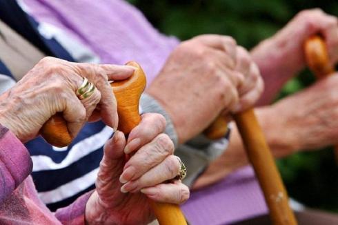 Пенсионный возраст для женщин временно зафиксирован на уровне 61 года в РК
