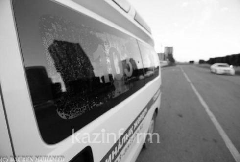 Мужчина умер по дороге в больницу в Караганде
