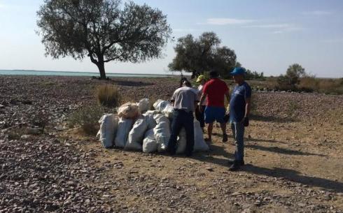 После купального сезона в поселке Торангалык Карагандинской области вывозят кубометры мусора