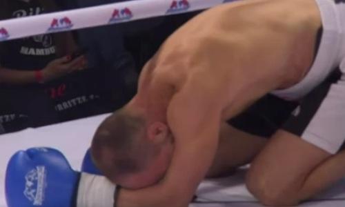 Нокаутированный за 74 секунды казахстанцем боксер снова лег в первом раунде. Видео