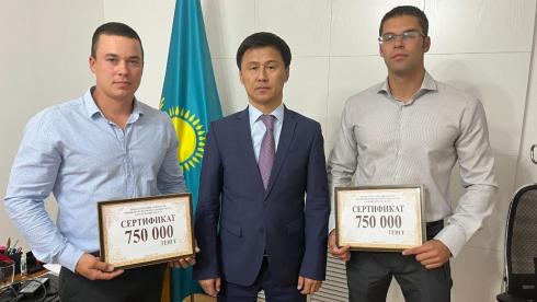 Премии акима Карагандинской области вручили призёру чемпионата мира по гребле и его тренеру