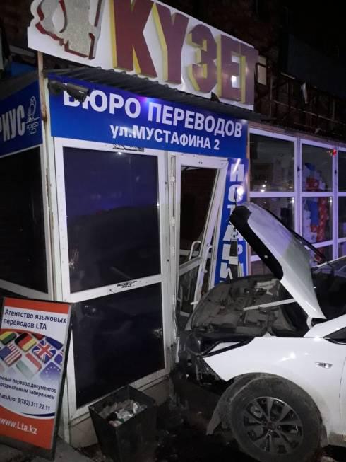 Свидетелем более двух десятков аварий стал владелец разрушенной после ДТП пристройки в Караганде