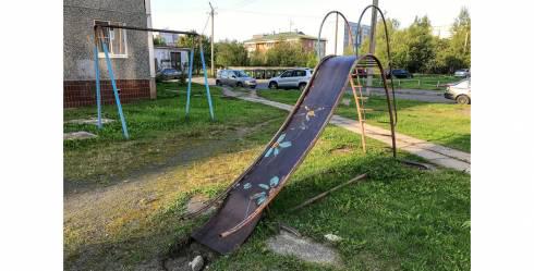 Жительница Темиртау украла детскую горку со двора пятиэтажки и сдала ее на металлолом