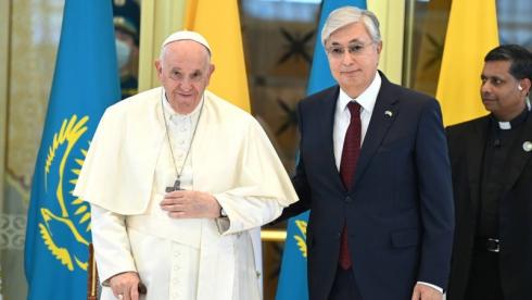 Президент РК встретил Папу Римского Франциска в международном аэропорту Нур-Султана