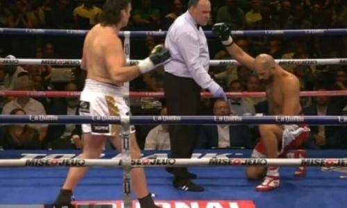 Боксер с 18 победами отказался драться с нокаутером на первой секунде боя и получил жесткий удар. Видео