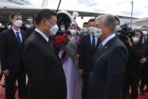 Президент РК встретил в столичном аэропорту Председателя КНР