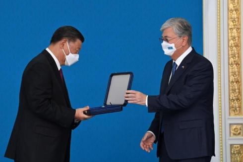 Президент Казахстана наградил Председателя КНР орденом «Алтын Қыран»