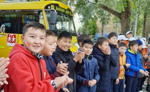 Ключи от новых школьных автобусов вручили в Караганде районным школам