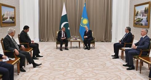 Президент РК провел встречу с Премьер-министром Пакистана Шахбазом Шарифом