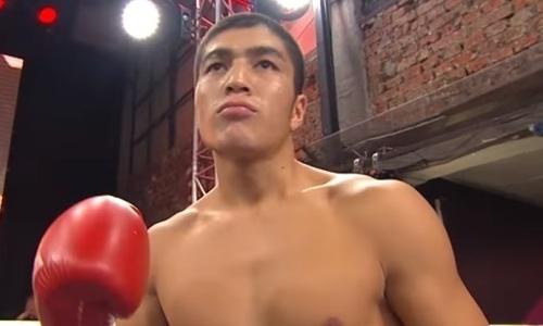 Непобежденный казахстанский боксер проиграл россиянину в главном бою вечера