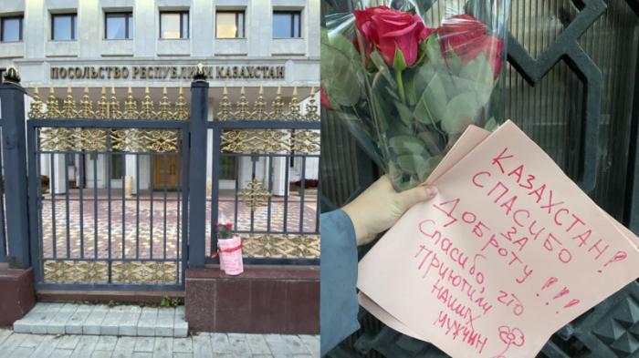 Россияне несут цветы и письма к посольствам Казахстана в Лондоне и Москве
                29 сентября 2022, 15:55