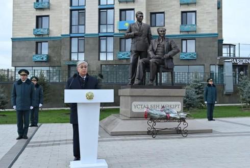 Глава государства открыл памятник Мухтару Ауэзову и Кайыму Мухамедханову