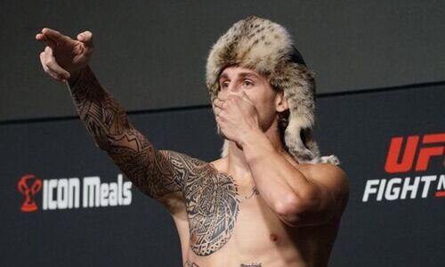 Американский боец снова надел казахский головной убор перед поединком в UFC. Видео