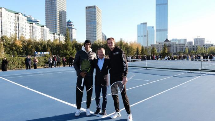 Медведев и Альяссим сыграли в теннис около Байтерека
                02 октября 2022, 18:33