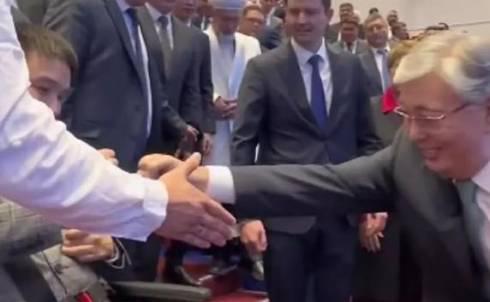 Fist bump с Президентом. Появилось видео встречи Касым-Жомарта Токаева и Нияза Сундиталиева