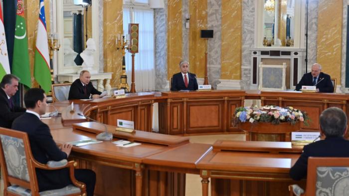 Встреча в Константиновском дворце: главы стран СНГ обсудили планы сотрудничества
                07 октября 2022, 19:01