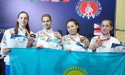 Сборная Казахстана по фехтованию завоевала еще две медали на молодежном ЧА-2022