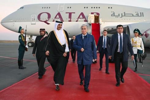 Глава государства встретил в столичном аэропорту эмира Катара