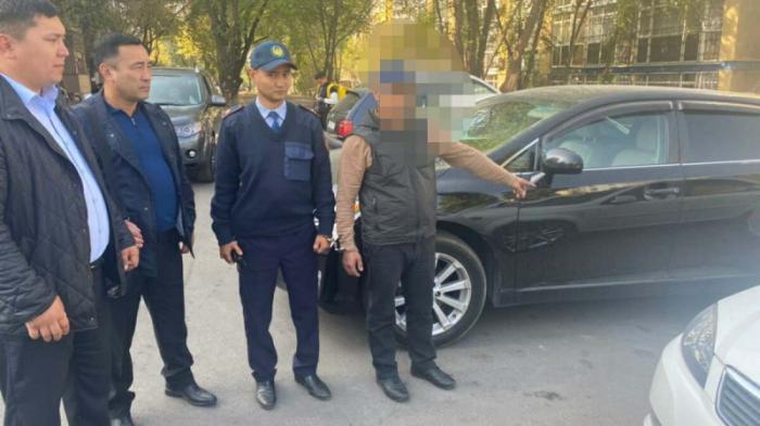 Вскрывавшего автомобили вора-сканерщика задержали в Алматы
                13 октября 2022, 08:02