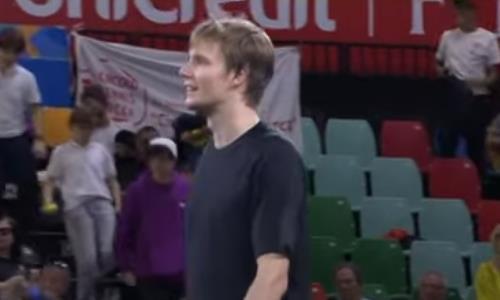 Лучший теннисист Казахстана неожиданно подшутил над судьей. Видео