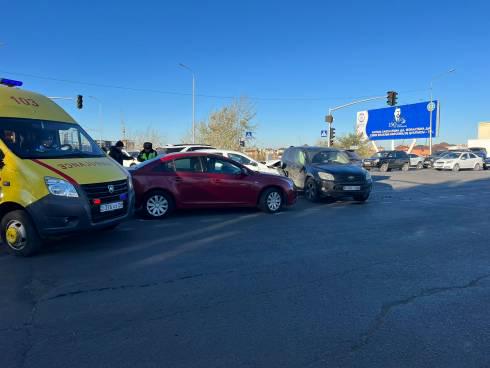 Карагандинцы попали в аварию из-за одновременно работающего светофора и регулировщика