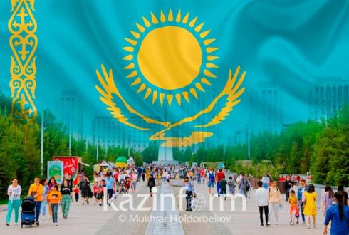 Президент: Каждый казахстанец может проявить свою любовь к Отчизне через уважительное отношение к госсимволам