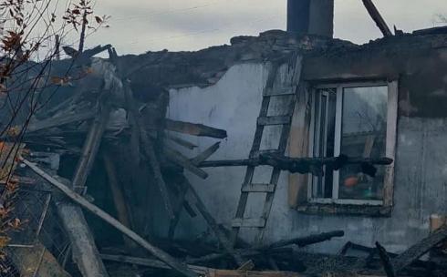 У многодетной семьи из Шахтинска сгорел дом