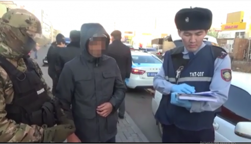Оружие и наркотики нашли у водителя и пассажира автомобиля карагандинские полицейские