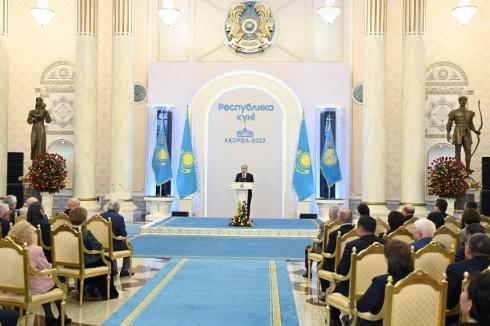 Глава государства вручил государственные награды и премии ко Дню Республики