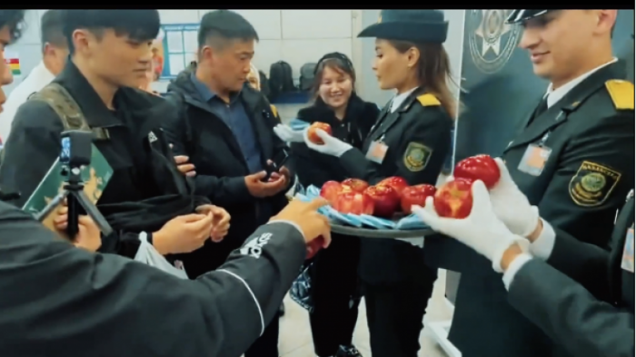 Прилетающих в Казахстан пассажиров встречают шоколадом
                25 октября 2022, 09:56