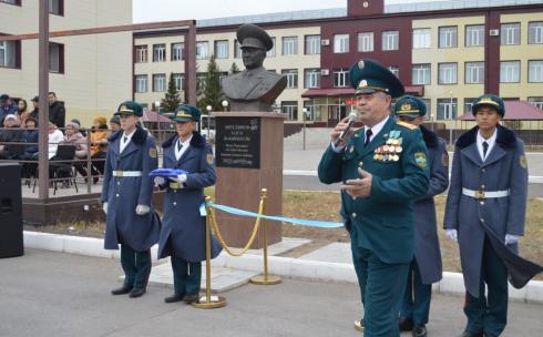В карагандинской школе «Жас улан» имени Талгата Бигельдинова открыли мемориальную доску
