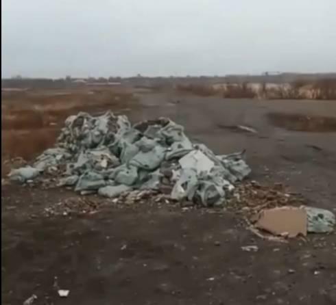 Неизвестные вывалили кучи строительного мусора на Федоровском водохранилище