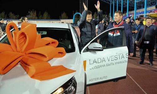 Экс-футболист сборной Казахстана завершил карьеру игрока и получил машину от акима