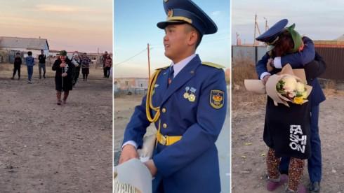 Растопили сердца казахстанцев: встречу матери с сыном-солдатом сняли на видео