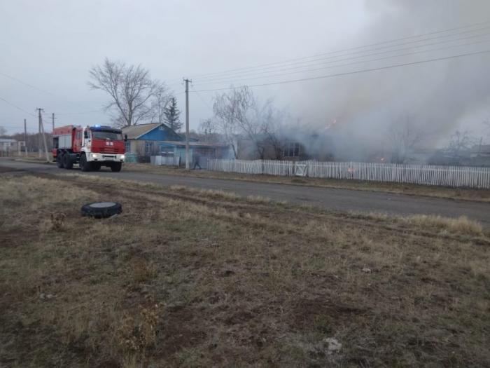Двух людей вынесли из горящего дома участковые инспекторы в СКО