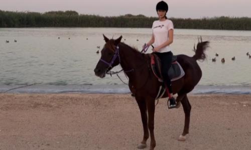 Эффектная Сабина Алтынбекова оседлала коня. Фото